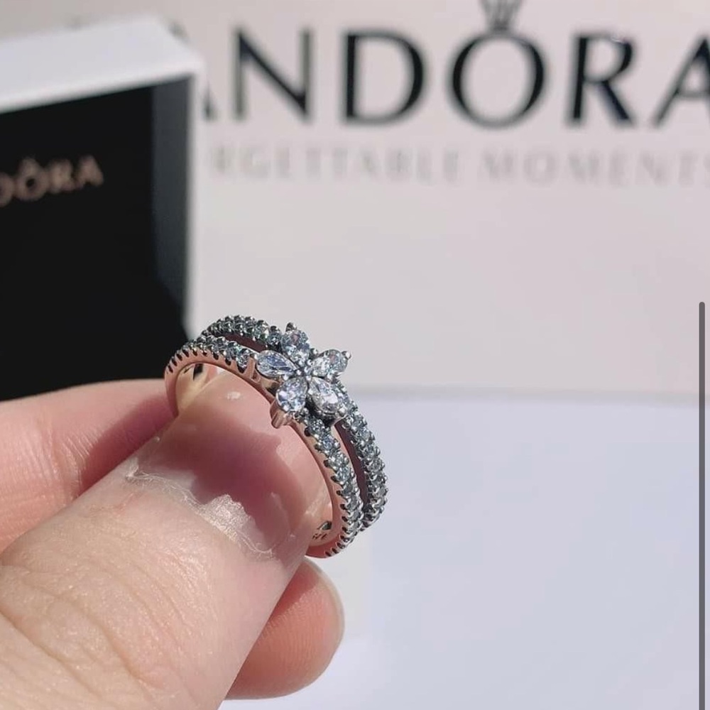 Limited edition Pandora snowflake double ring. Sterling silver and diamonds